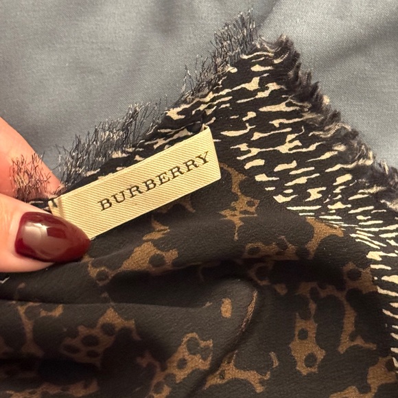 Burberry reversible leopard print scarf - Picture 4 of 4